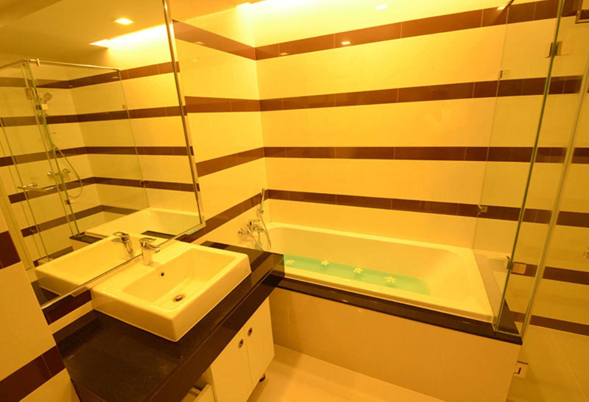 Beverly 33 By Aspira Bangkok Extérieur photo